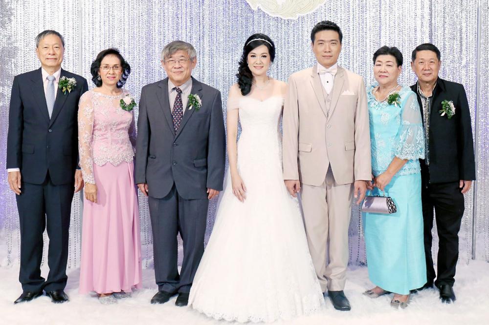 วันวิวาห์ ศ.นพ.ประสิทธิ์ ผลิตผลการพิมพ์ รองอธิการบดี ม.มหิดล เป็นประธานในงานวิวาห์ระหว่าง พญ.ดร.ประวีณ์นุช บุตรี ศิลป–สุพิชฌาย์ เพ็ญภาสกานต์ กับ ปิติพงษ์ บุตร ธนสิทธิ์–นันทกา วนขจรไกร ท่ามกลางบรรยากาศของความปลื้มปีติ ที่โรงแรมมิราเคิล แกรนด์ วันก่อน.
