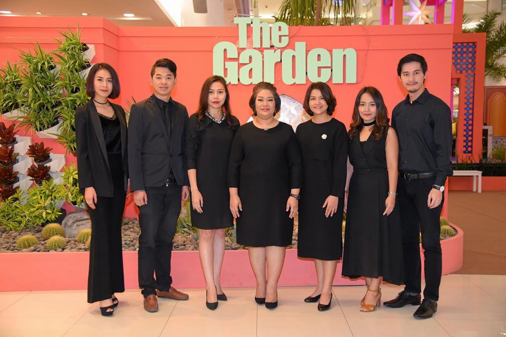 ตามไปชม สมาพร คำชาย จัด The Garden 2016 งานรวบรวมต้นกระบองเพชรสายพันธุ์หายาก และนิทรรศการ “สวนของพ่อ” จากโครงการอันเนื่องมาจากพระราชดำริ โดยมี คะนึงนิจ จักรสมิทธานนท์ และ ธนเวทย์ สิริวัฒน์ธนกุล มาร่วมงานด้วย ที่ศูนย์การค้าแฟชั่น ไอส์แลนด์ วันก่อน.