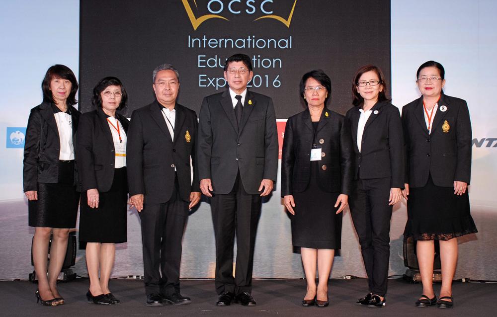 เรียนเมืองนอก ศ.ดร.วิษณุ เครืองาม รองนายกรัฐมนตรี เปิดงาน “มหกรรมการศึกษาต่อต่างประเทศ ครั้งที่ 13” โดยมี เมธินี เทพมณี, ม.ล.พัชรภากร เทวกุล, ชุติมา หาญเผชิญ, สุลักขณา ธรรมานุสติ และ ศรีสมร กสิศิลป์ มาร่วมงานด้วย ที่รอยัล ฮอลล์ สยามพารากอน วันก่อน.