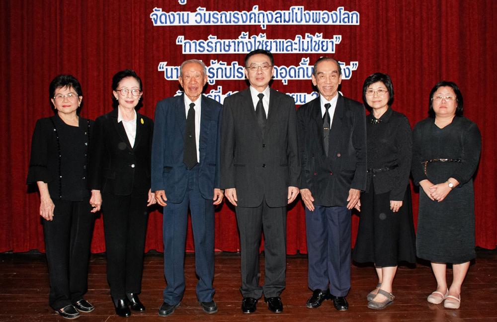 ประกวด ผศ.ดร.พรทิพย์ พุกผาสุข เปิดการประกวดสุนทรพจน์อุดมศึกษาเฉลิมพระเกียรติพระบาทสมเด็จพระปรมินทรมหาภูมิพลอดุลยเดช โดยมี รศ.ดร.บัญชา ชลาภิรมย์, วาสุกรี กล้าไพรี และ ศิลปชัย วัชระ มาร่วมงานด้วย ที่หอประชุมคณะวิศวกรรมศาสตร์ จุฬา วันก่อน.