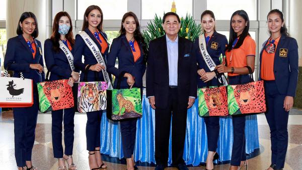 สาวสวย ดร.อัศวิน อิงคะกุล ให้การต้อนรับแก่ อแมนดา ชาลิสา ออบดัม มิสยูนิเวิร์สไทยแลนด์ 2020 พร้อมรอง 4 อันดับ ปวีนา ซิงห์, ปุณิกา กุลสุนทรรัตน์, แพรววณิชยฐ์ เรืองทอง และ อเล็กซานดร้า แฮงกี่ ในโอกาสมาสังสรรค์ ที่ห้องอาหารจีนดรากอน รร.มิราเคิล แกรนด์ วันก่อน.
