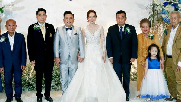 วิวาห์ชื่นมื่น ว่าที่ ร.ต.ธนกฤต จิตรอารีย์รัตน์ และ พุฒิพงษ์ เลิศสถิตย์ เป็นประธานในงานวิวาห์ระหว่าง ณรัธน์นันท์ บุตรี ณรงค์-พรกมล อำนวยธนากูล กับ จิรัฏฐ์ บุตร หลิม-สมศรี สถาปัตย์สิริ ท่ามกลางบรรยากาศของความชื่นมื่น ที่โรงแรมมิราเคิล แกรนด์ ค่ำวันก่อน.