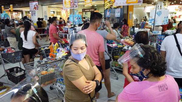ชาวบ้านในจังหวัดอัลเบย์ เข้าคิวซื้อของเพื่อกักตุนเสบียง ก่อนที่ไต้ฝุ่นโคนี จะเดินทางมาถึง