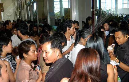 คิวแรกรอมา27ชม. 'สาวน้อย16'สมใจ ได้ไอโฟน4ครึ่งราคา