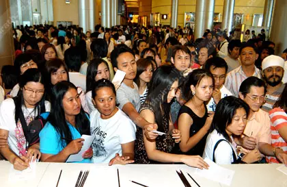 คิวแรกรอมา27ชม. 'สาวน้อย16'สมใจ ได้ไอโฟน4ครึ่งราคา