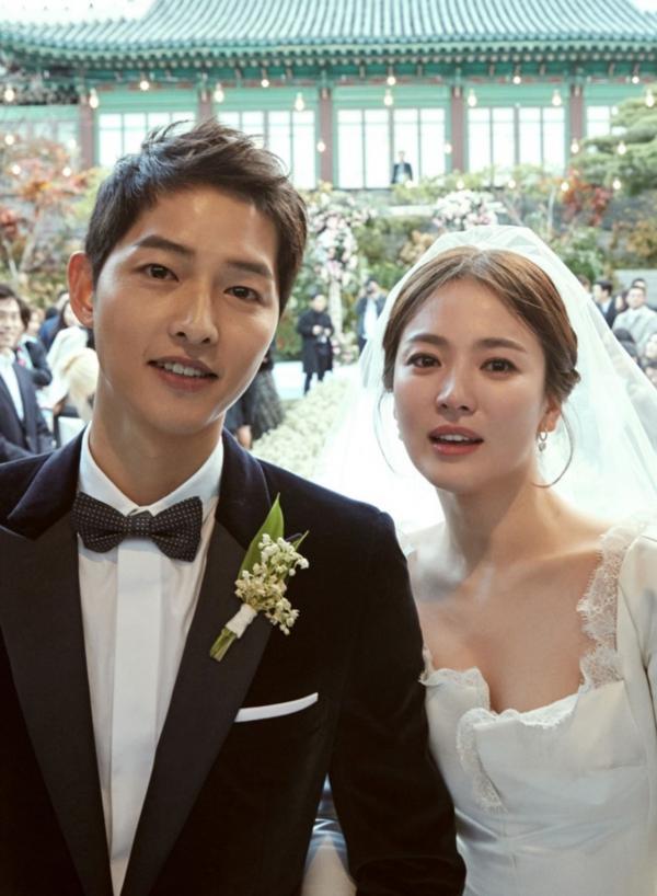 ภาพในวันแต่งงาน ซึ่งทาง Blossom Entertainment ต้นสังกัดของ ซงจุงกิ ได้มอบให้สื่อมวลชนนำมาเผยแพร่