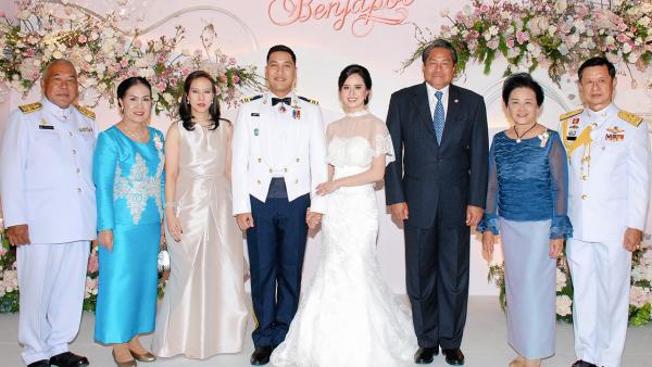 คู่เลิฟคู่สวีท พลากร สุวรรณรัฐ องคมนตรี เป็นประธานในงานสมรสพระราชทานระหว่าง น.ต.หญิง ตรีสุคนธ์ บุตรี พล.อ.พงษ์ศักดิ์-ภรณี เอกบรรณสิงห์ กับ น.ต.เบญจพล บุตร เอกชัย-พวงทอง เขียวชอุ่ม ท่ามกลางความปลื้มปีติของผู้มาร่วมงาน ที่สโมสรทหารบก ค่ำวันก่อน.