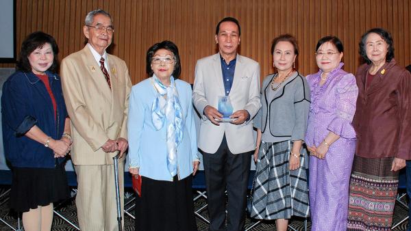 ดีเด่น รศ.ดร.ตรีศิลป์ บุญขจร นายกสมาคมภาษาและหนังสือ จัดประชุมใหญ่สามัญประจำปี 2560 พร้อมมอบรางวัลเกียรติยศดีเด่นด้านกวีนิพนธ์ให้แก่ สุภาพ คลี่ขจาย โดยมี ศ.ศรีสุภางค์ พูลทรัพย์ และ เพ็ญศรี เคียงศิริ มาร่วมงานด้วย ที่หอศิลปวัฒนธรรมแห่งกรุงเทพมหานคร วันก่อน.