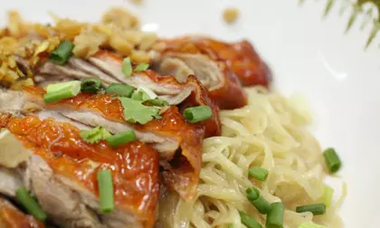 ราชาบะหมี่หรือจะสู้ เทพแห่งบะหมี่ "รุ่งเรือง นางเลิ้ง"