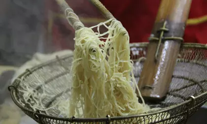 ราชาบะหมี่หรือจะสู้ เทพแห่งบะหมี่ "รุ่งเรือง นางเลิ้ง"