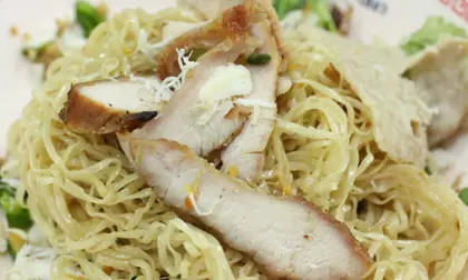 ราชาบะหมี่หรือจะสู้ เทพแห่งบะหมี่ "รุ่งเรือง นางเลิ้ง"