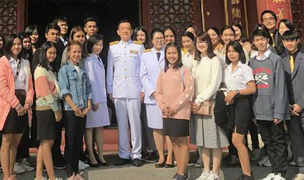 รวมใจไทย ธวัช สุมิตรเหมาะ รองกงสุลใหญ่ รักษาการกงสุลใหญ่ ณ นครซีอาน ประเทศจีน พร้อมด้วยข้าราชการและชาวไทยในซีอาน ร่วมพิธีบำเพ็ญกุศลถวายเป็นพระราชกุศลแด่ พระเจ้าอยู่หัว ร.9 ที่วัดต้าซิงซ่าน ซีอาน.