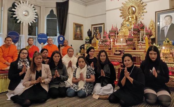 ร่วมอาลัย พระครูสิริธรรมประทีป เจ้าอาวาสวัดพุทธาราม เมืองลีดส์ ประเทศอังกฤษ จัดพิธีบำเพ็ญกุศลให้แก่ วิชัย ศรีวัฒนประภา ประธานคิง เพาเวอร์ กรุ๊ป ซึ่งเป็นประธานอุปถัมภ์วัด มีชาวไทยไปร่วมพิธีคับคั่ง.