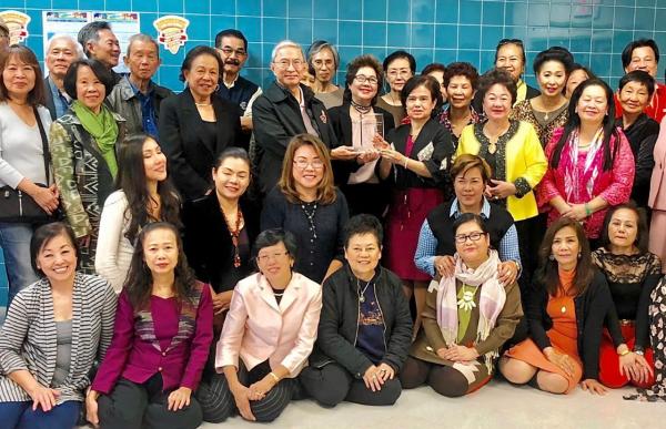 เลี้ยงอำลา สุจิตรา ปาลีวงศ์ ประธานศูนย์วัฒนธรรมแห่งรัฐนิวยอร์ก สหรัฐฯ จัดเลี้ยงส่ง สุวนิตย์ สมบัติพิบูลย์ รอง กสญ. ณ นครนิวยอร์ก ครบวาระกลับประเทศไทย โดยมี วัฒนา เพ็ชรพรประภาส ภริยา กสญ.มาร่วมงาน ที่ศูนย์ฯ.