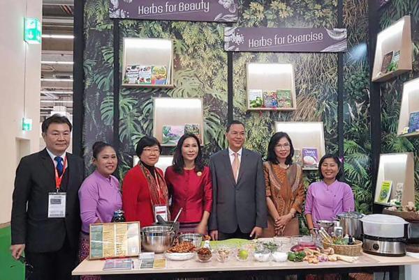 ร่วมงาน ธีรวัฒน์ ภูมิจิตร ออท.ณ กรุงเบอร์ลิน เยอรมนี และ พรรณนภา จันทรารมย์ กสญ.ณ นครแฟรงก์เฟิร์ต ไปร่วมงาน “เทศกาลหนังสือนานาชาติ” ที่ Messe นครแฟรงก์เฟิร์ต เมื่อวันก่อน.