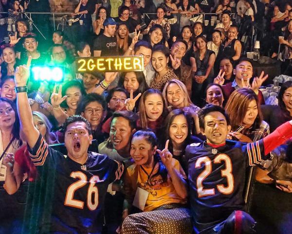 แฟนเพลงประทับใจ มอส-ปฏิภาณ และ เต๋า-สมชาย เข็มกลัด เดินสายทัวร์คอนเสิร์ต 6 เมืองใหญ่ในสหรัฐฯ และปิดคอนเสิร์ตที่นครชิคาโก มีแฟนเพลงไปชมกันคับคั่ง โดยมี ฉัตรจงกล ยอดที่รัก และ หมวย-ปิยะพร กรอกกระโทก เป็นโปรโมเตอร์.