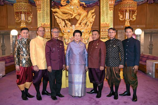 ท่านผู้หญิงจรุงจิตต์ ทีขะระ และคณะกรรมการจัดการแสดงโขน ตอน “พิเภกสวามิภักดิ์”.