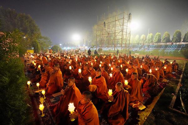 คณะสงฆ์ไทยและชาวไทย ไปร่วมพิธีสวดมนต์ข้ามปี “ส่งความสุขส่งท้ายปีเก่าต้อนรับปีใหม่ 2 แผ่นดิน” จากดินแดนพุทธภูมิ สู่สุวรรณภูมิ ที่ใต้ต้นพระศรีมหาโพธิ์.