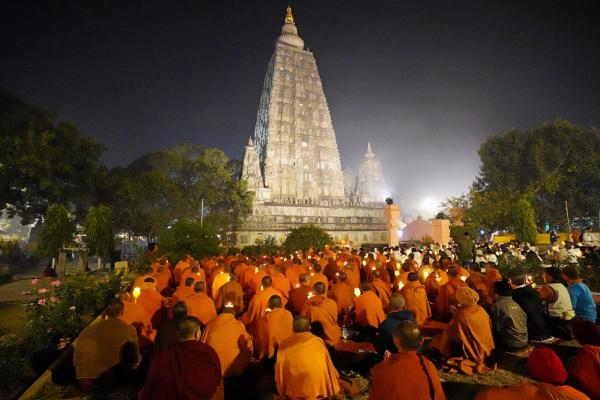 พระธรรมโพธิวงศ์ (วีรยุทฺโธ) หัวหน้าพระธรรมทูตไทยสายอินเดีย-เนปาล นำคณะสงฆ์ร่วมเจริญพระพุทธมนต์ใต้ต้นพระศรีมหาโพธิ์ ภายในมหาเจดีย์พุทธคยา.