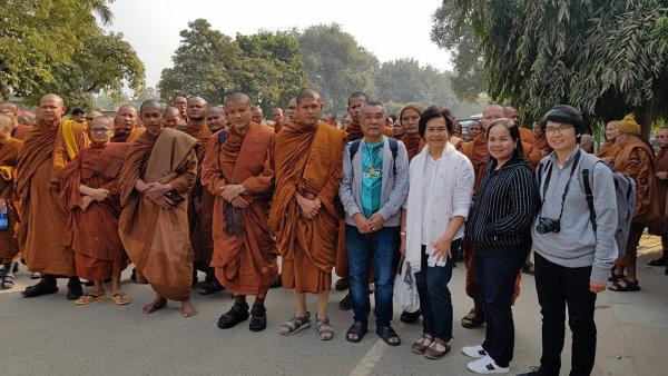 คณะสงฆ์ที่ร่วมธุดงค์ ถ่ายภาพเป็นที่ระลึกกับ คณะสื่อมวลชนจากประเทศไทย ที่ติดตามไปทำข่าวการเดินธุดงค์ตามรอยพระศาสดา.