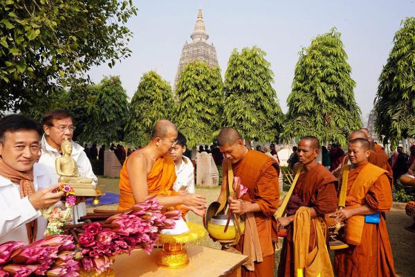 พระธรรมโพธิวงศ์ (วีรยุทฺโธ) ใส่บาตรคณะสงฆ์ที่เดินธุดงค์โดยมี นายวิเชษฐ์ เกษมทองศรี และ นายสุจินต์ อ่อนหนู ประธาน บ.เอ็นซี ฮอลิเดย์ ทัวร์ ร่วมทำบุญตักบาตรด้วย.