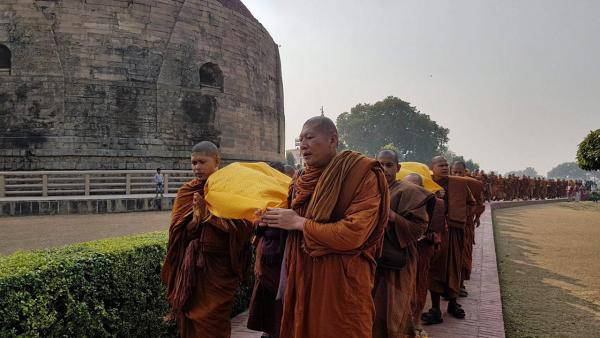 คณะสงฆ์ที่ร่วมธุดงค์ แวะปฏิบัติธรรมที่สารนาถ เมืองพาราณสีสถานที่ พระพุทธเจ้า แสดงปฐมเทศนา พร้อมร่วมห่มผ้ารอบพระเจดีย์.