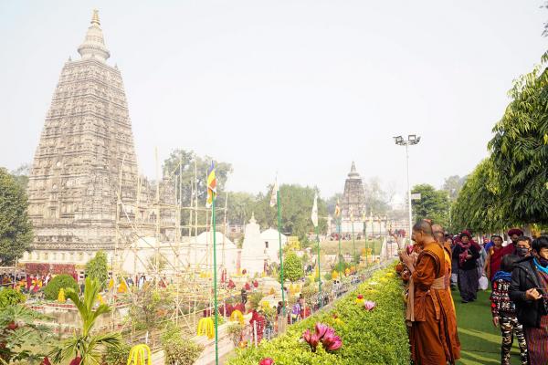 พระสงฆ์ไทย ที่ร่วมเดินธุดงค์ธรรมยาตราตามรอยพระศาสดา ไปเจริญพระพุทธมนต์บริเวณรอบพระมหาเจดีย์พุทธคยา ก่อนเดินธุดงค์.