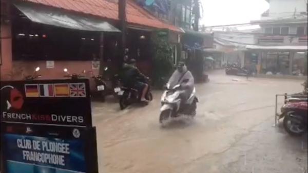 น้ำท่วมถนนที่เกาะเต่า