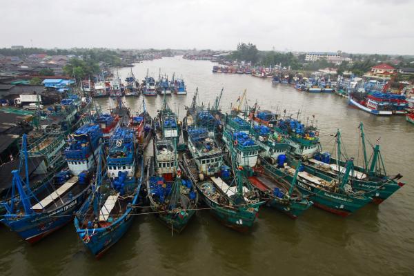 เรือประมงจอดหลบพายุ ที่จ.ปัตตานี