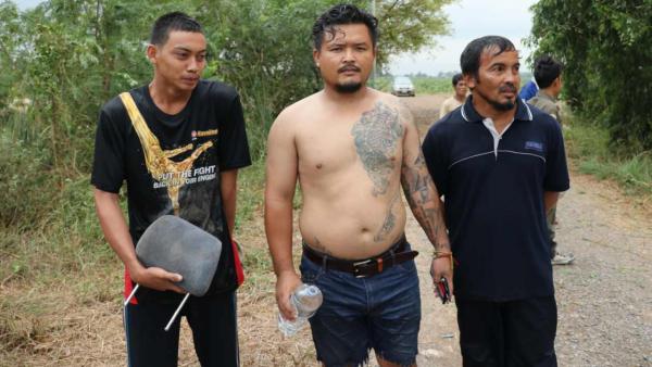 ชารีฟกับพ่อ และหนุ่มโชเฟอร์รถบรรทุก ไม่ทราบชื่อ 3 ฮีโร่