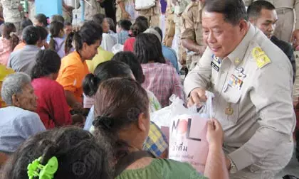 สมเด็จพระเทพฯพระราชทานสิ่งของผู้อพยพจ.สุรินทร์