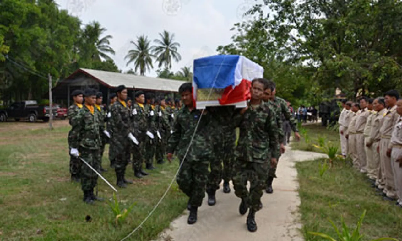 ในหลวง-พระราชินี พระราชทานพวงมาลา ทหารกล้า