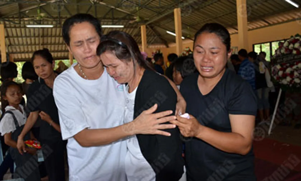 ในหลวง-พระราชินี พระราชทานพวงมาลา ทหารกล้า
