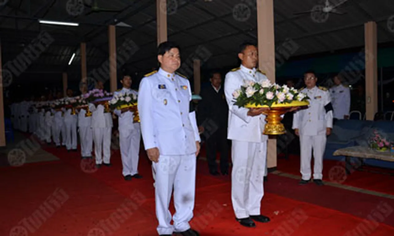 ในหลวง-พระราชินี พระราชทานพวงมาลา ทหารกล้า
