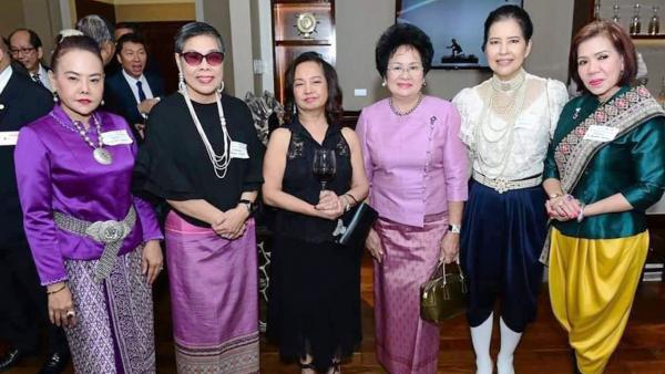 กระชับมิตร กลอเรีย มาคาปากัล อาร์โรโย อดีตประธานาธิบดีฟิลิปปินส์ ถ่ายภาพกับ ปานทิพย์ กิตติประพัฒน์, จันทนา อินทสิริ, ณญาดา อมตวณิชย์ จากสโมสรโรตารีกรุงเทพสยามมินทร์ ไปร่วมประชุมโรตารี ที่กรุงมะนิลา.