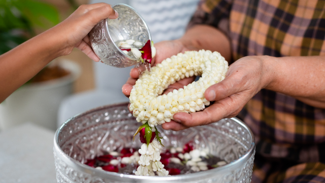 .คาถาบูชาพ่อแม่ สวดทุกวัน เจริญรุ่งเรือง ชีวิตไม่ตกต่ำ.