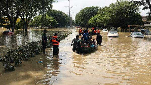 ทหารและทีมกู้ภัยใช้เรือยางอพยพประชาชนที่ประสบภัยน้ำท่วมในเมืองชาห์ อาลัม รัฐสลังงอร์ เมื่อ 20 ธ.ค. 64