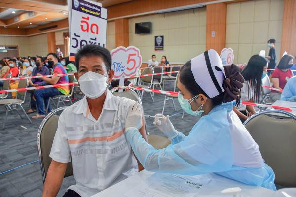 พยาบาล รพ.พัทลุง ฉีดวัคซีนซิโนฟาร์ม ให้กับประชาชนที่เข้ารับบริการ ที่ห้องประชุมโนรา อาคารเฉลิมพระเกียรติฯ ชั้น 7 โรงพยาบาลพัทลุง ท่ามกลางความดีใจของทุกคนที่ได้รับวัคซีนป้องกันโควิด.