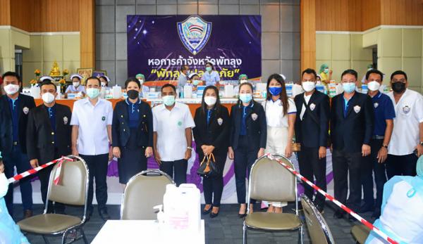 น.ส.พสุกานต์ ลาภานุพัฒนกุล ประธานหอการค้าจังหวัดพัทลุง และคณะกรรมการหอการค้า ถ่ายภาพร่วมกับ นพ.จรุง บุญการณ์ ผอ.รพ.พัทลุง และบุคลากรทางการแพทย์ ในวันเปิดกิจกรรม “พัทลุงร่วมใจ พัทลุงปลอดภัย” ฉีดวัคซีนซิโนฟาร์ม ซึ่งหอการค้าฯ ได้รับจัดสรรจาก ราชวิทยาลัยจุฬาภรณ์ มาฉีดให้แก่ชาวพัทลุง ที่ รพ.พัทลุง.