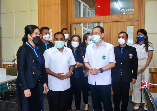 นพ.จรุง บุญการณ์ ผอ.รพ.พัทลุง ร่วมหารือกับ น.ส.พสุกานต์ ลาภานุ พัฒนกุล ประธานหอการค้าจังหวัดพัทลุง ระหว่างเปิดกิจกรรมฉีดวัคซีนให้ชาวพัทลุง.