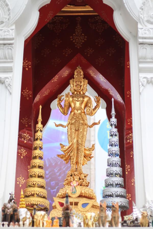 พระตรีมูติให้หวยหนุ่มใหญ่กว่า40ใบ