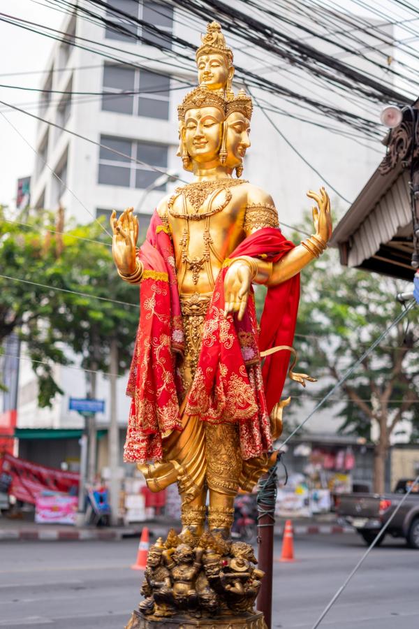 พระตรีมูติให้หวยหนุ่มใหญ่กว่า40ใบ
