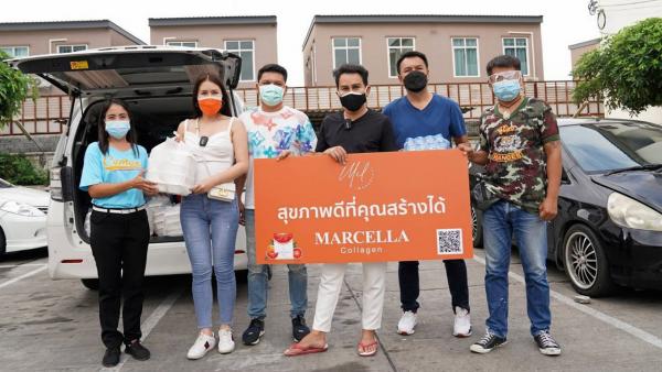 ปันสุข - นักแสดงสาว เมเปิ้ล–พัชชุดาญ พันธุ์พิพัฒน์ และ กฤติน จิกิตศิลปิน (น็อต แม็กซิม) ตัวแทน Marcella เปิดครัวทำอาหาร พร้อมนำข้าวกล่องและเครื่องดื่มลงพื้นที่เพื่อเยียวยาผู้ประสบภัยจากสถานการณ์โควิด-19 ที่ชุมชนเอื้ออาทรร่มเกล้า วันก่อน.