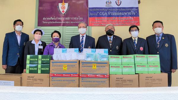 บริจาค ดร.ธะนาชัย ธีรพัฒนวงศ์ นายกสมาพันธ์สมาคมศิษย์เก่าคณะเซนต์คาเบรียล มอบสายออกซิเจนใส่จมูก, หน้ากากออกซิเจนพร้อมถุงลมและชุดเกจ์ปรับแรงดันออกซิเจนให้ ลดาวัลย์รวมเมฆ โดยมี พล.ร.อ.ประพฤติพร อักษรมัต มาร่วมมอบด้วย ที่สภากาชาดไทย วันก่อน.