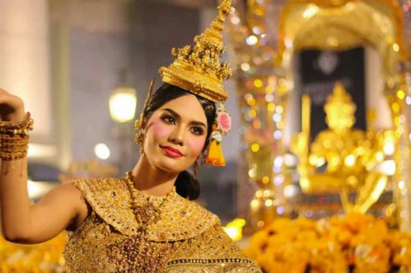 น้ำตาล ชลิตา ส่วนเสน่ห์ มิสยูนิเวิร์สไทยแลนด์ 2016 รำแก้บนที่ 'ศาลพระพรหม เอราวัณ' บริเวณสี่แยกราชประสงค์ กรุงเทพ เมษายน 2560