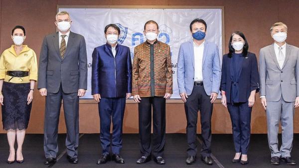 บริจาค สนั่น อังอุบลกุล ประธานกรรมการหอการค้าไทย และ ดร.กฤษณะ วจีไกรลาศ รับมอบเงินพร้อมสิ่งของเพื่อสมทบโครงการ “ครัวหอการค้าไทย” จาก คาซูโอะ ฮิดากะ, ปนันท์ ประจวบเหมาะ, นฑาห์ บุญประสิทธิ์ และ ศรีรัชต์ ธนะรัชต์ ที่สภาหอการค้าแห่งประเทศไทย วันก่อน.