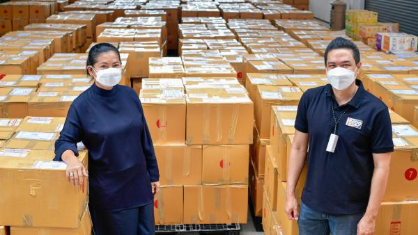ปันด้วยใจ - ธัญญา วชิรบรรจง ผู้บริหาร บริษัท โมโน เน็กซ์ จำกัด (มหาชน) และ บรรณสิทธิ์ รักวงษ์ ผอ.สถานีโทรทัศน์ ช่อง MONO29 พร้อมด้วย มุก–พิชานา อยู่สุข, ถุงแป้ง–ภัทรวดี เหลาสา ฯลฯ ร่วมแพ็กกล่อง “แฮปปี้ บ็อกซ์ กล่องปันด้วยใจ” เพื่อจัดส่งให้ประชาชนที่เดือดร้อนได้รับผลกระทบจากการแพร่ระบาดโควิด-19 ที่สตูดิโอ ย่านชัยพฤกษ์ วันก่อน.