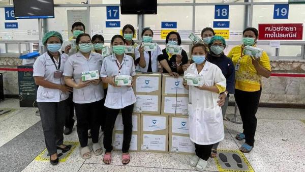 ช่วยโควิด - บริษัท เลิฟอิส เอ็นเตอร์เทนเม้นท์ จำกัด โดย จี๊บ-เทพอาจ กวินอนันต์ ประธานเจ้าหน้าที่บริหาร ได้ส่งมอบอุปกรณ์ทางการแพทย์ต่างๆที่ยังขาดแคลนสำหรับผู้ป่วยโควิด-19 และหน้ากากอนามัยสำหรับบุคลากรทางการแพทย์ เจ้าหน้าที่และผู้ที่เข้ารับการรักษาตัว ณ โรงพยาบาลพระปกเกล้า จ.จันทบุรี.