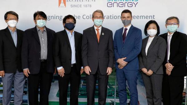โครงการใหญ่ - ดร.ฮาราลด์ ลิงค์ ประธานบริษัท บี.กริม ลงนามสัญญาความร่วมมือกับบริษัท ซีเมนส์ เอนเนอร์ยี่ ในโครงการโรงไฟฟ้าพลังความร้อนร่วม จำนวน 10 โครงการ โดยมี โชติ ชูสุวรรณ, อีริค วีคค์ลุน และ อรุณพันธ์ ภู่ทอง มาร่วมในพิธีด้วย ที่บริษัท บี.กริม เพาเวอร์ สนญ. วันก่อน.