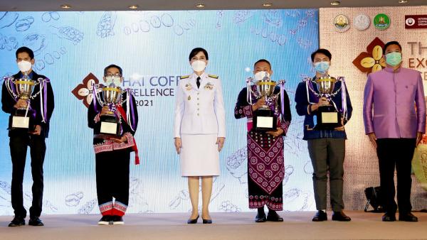 เจ๋งจริง - มนัญญา ไทยเศรษฐ์ รมช.เกษตรและสหกรณ์ มอบถ้วยรางวัลพระราชทานผู้ชนะการ ประกวด“สุดยอดกาแฟไทย” ให้ ธนาสิทธิ์ สอนสุภา, ชาติชาย คะบู่, ฉิ่ง แซ่ท้าว และ นภัทรินท์ รัตนพรนภาพันธ์ โดยมี ระพีภัทร์ จันทรศรีวงศ์ มาร่วมงานด้วย ที่ รร.มิราเคิล แกรนด์ วันก่อน.